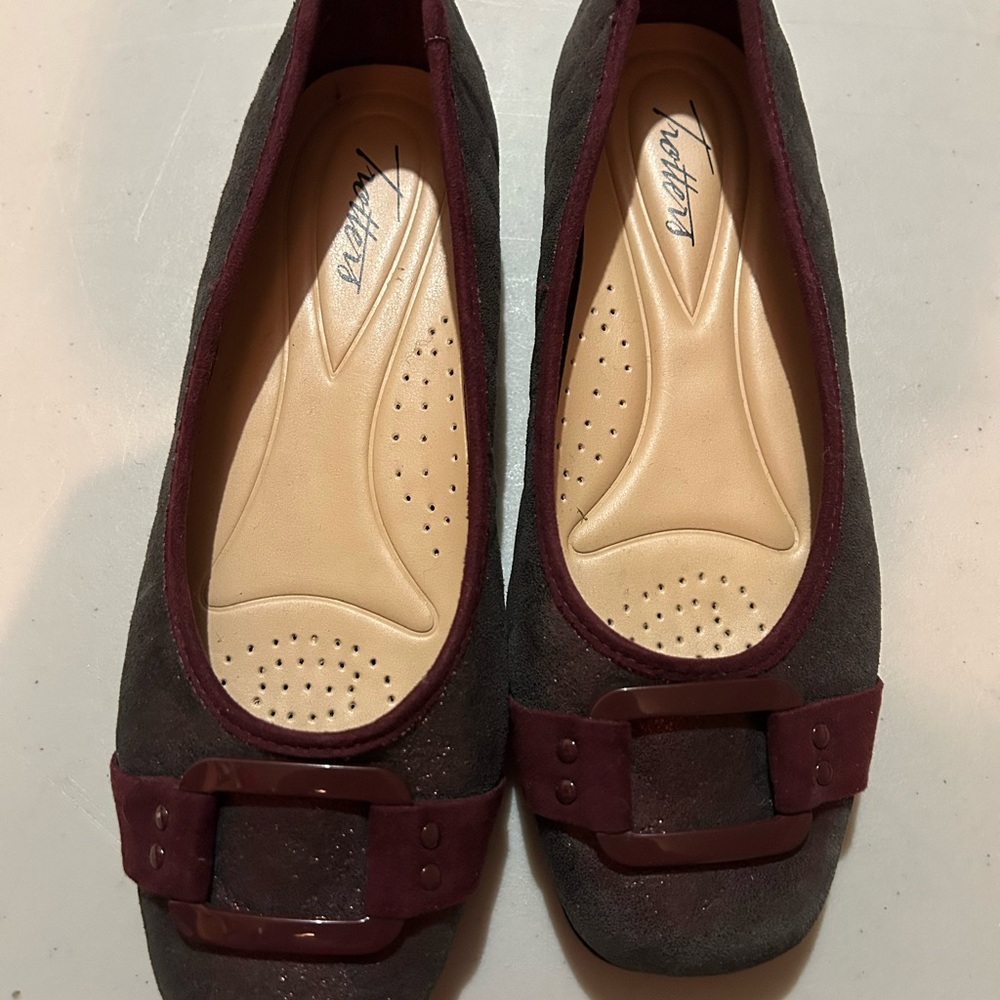 Trotters Burgundy and Brown Loafers
